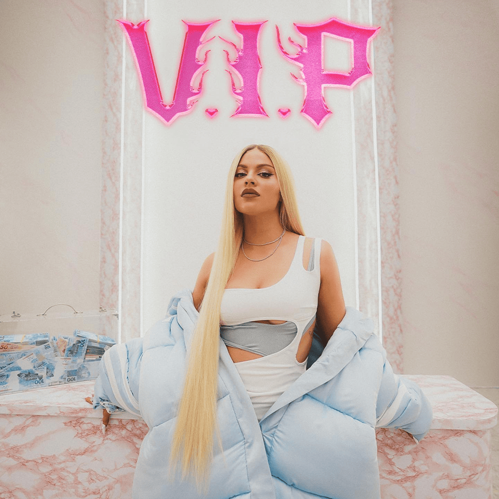 Album cover art for "VIP *-*" by Luísa Sonza