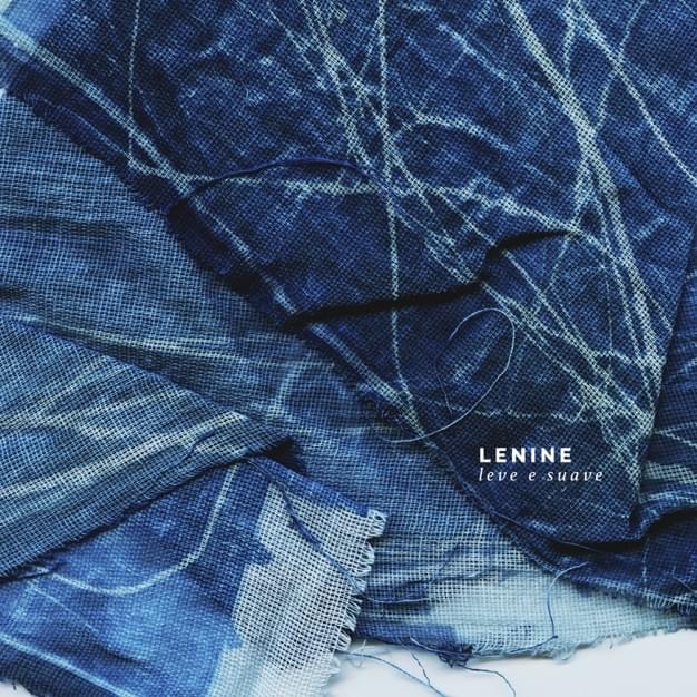 Album cover art for "Leve e Suave (Ao Vivo)" by Lenine