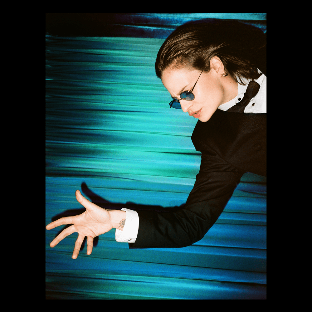 Album cover art for "Je te vois enfin" by Christine and the Queens