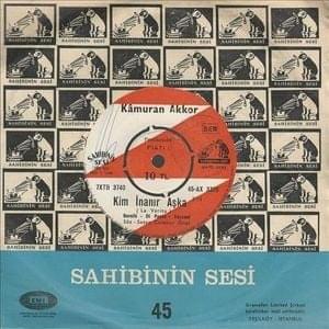 Album cover art for "Seni Beklerim Öptüğüm Yerde" by Kamuran Akkor