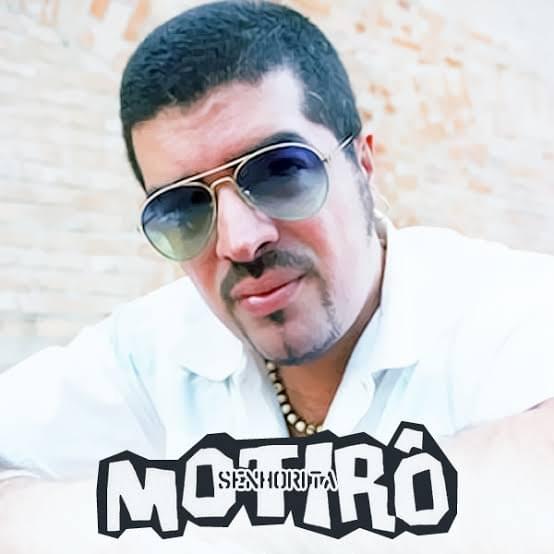 Album cover art for "Senhorita" by Motirô
