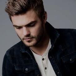 Photo of Alex Roe