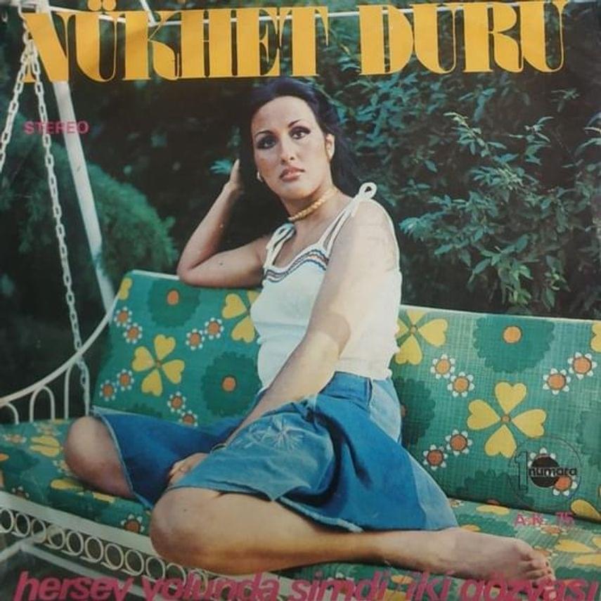 Album cover art for "Her Şey Yolunda Şimdi" by Nükhet Duru