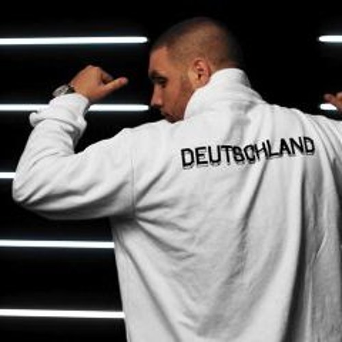 Album cover art for "Ich wollte nie ein Alman sein" by Juicy Süß