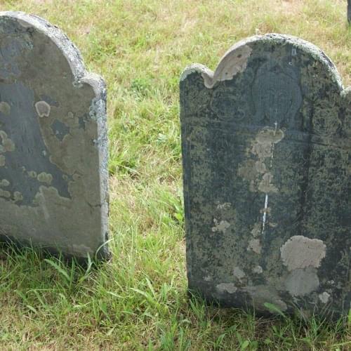 Album cover art for "GRAVE FOR 2" by Mackned