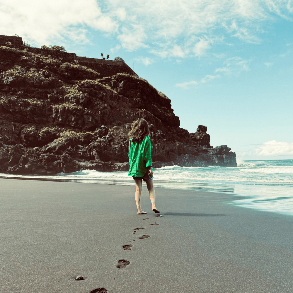 Album cover art for "Run away girl (black sands version)" by Alice Merton