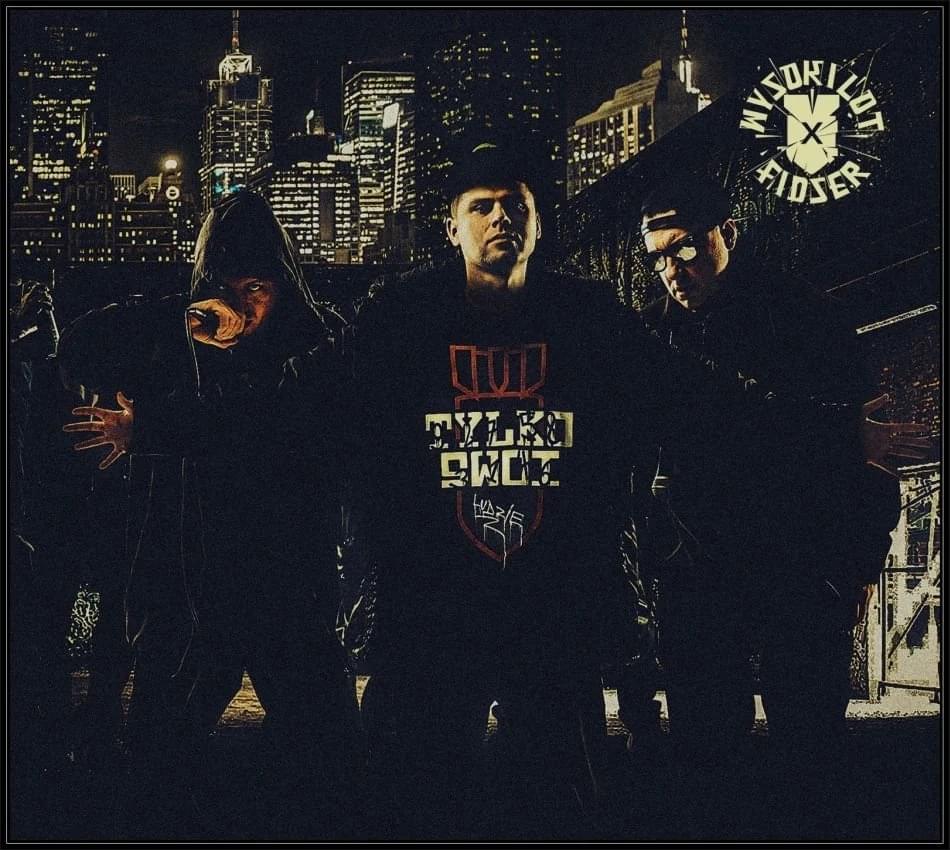 Album cover art for "Intro (Tylko Swoi Ludzie)" by Wysoki Lot