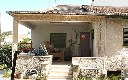 Habayit Le’yad Ha’mesila - הבית ליד המסילה by Rivka Zohar - רבקה זוהר