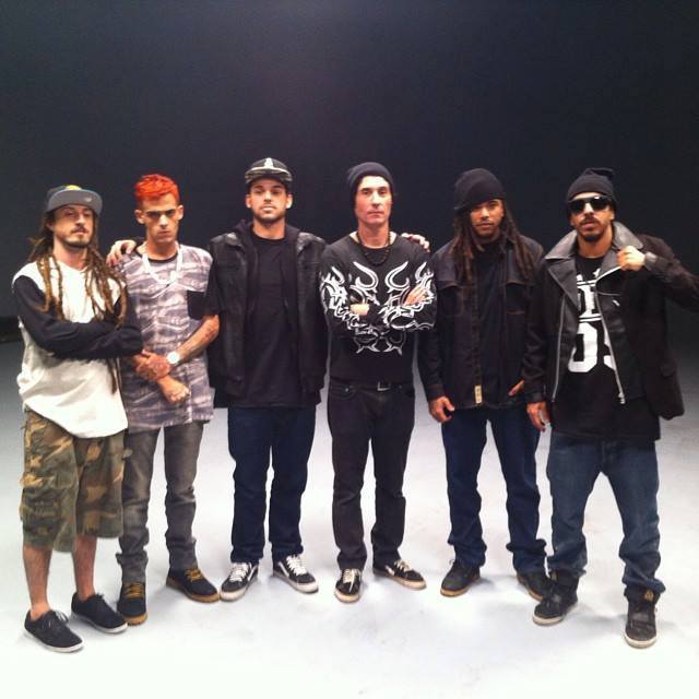 Album cover art for "Viva a Revolução [remix]" by Capital Inicial & ConeCrewDiretoria