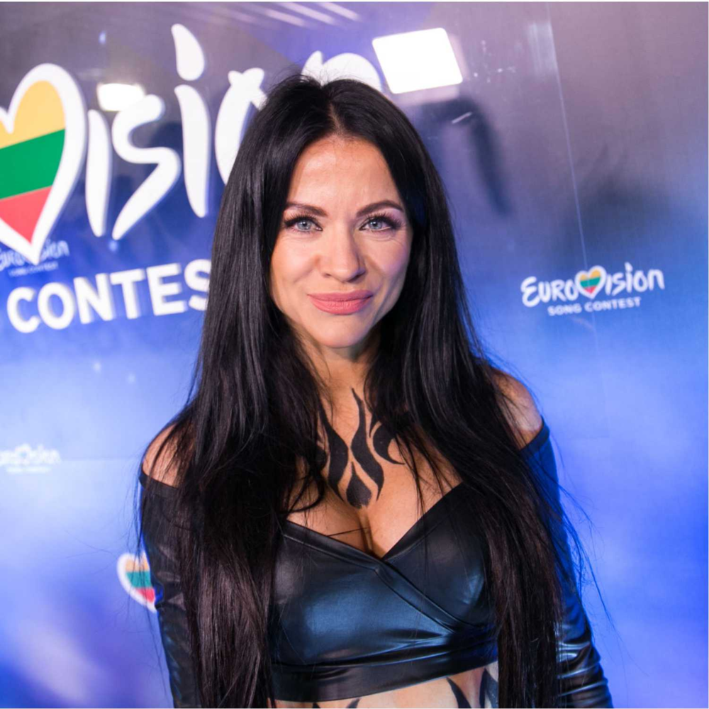 Album cover art for "Unbreakable" by Aistė Pilvelytė