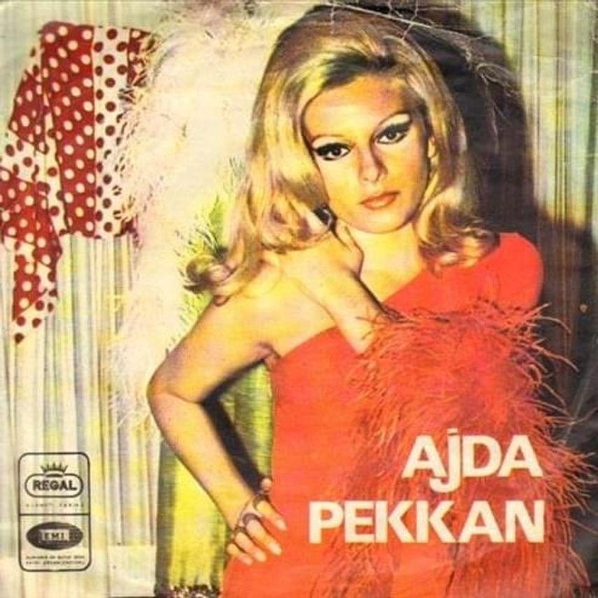 Album cover art for "Aşk Oyunu" by Ajda Pekkan