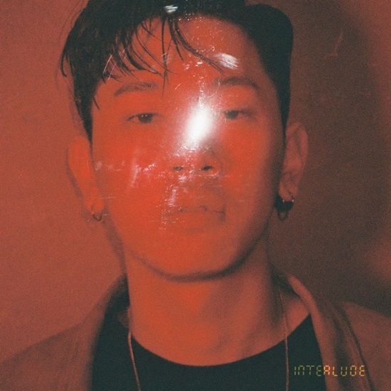 Album cover art for "먼지 (Dust)" by Crush (크러쉬)