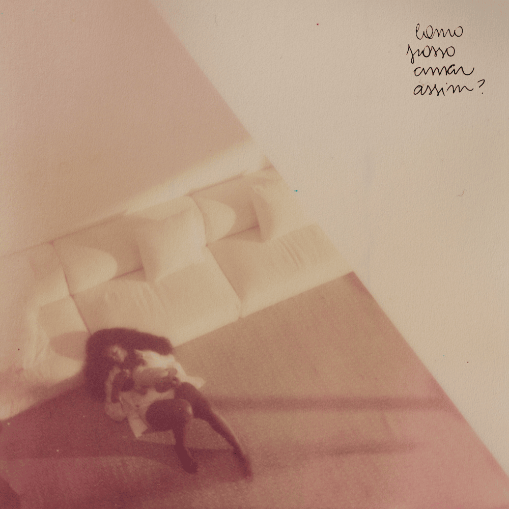 Album cover art for "Como Posso Amar Assim?" by IZA