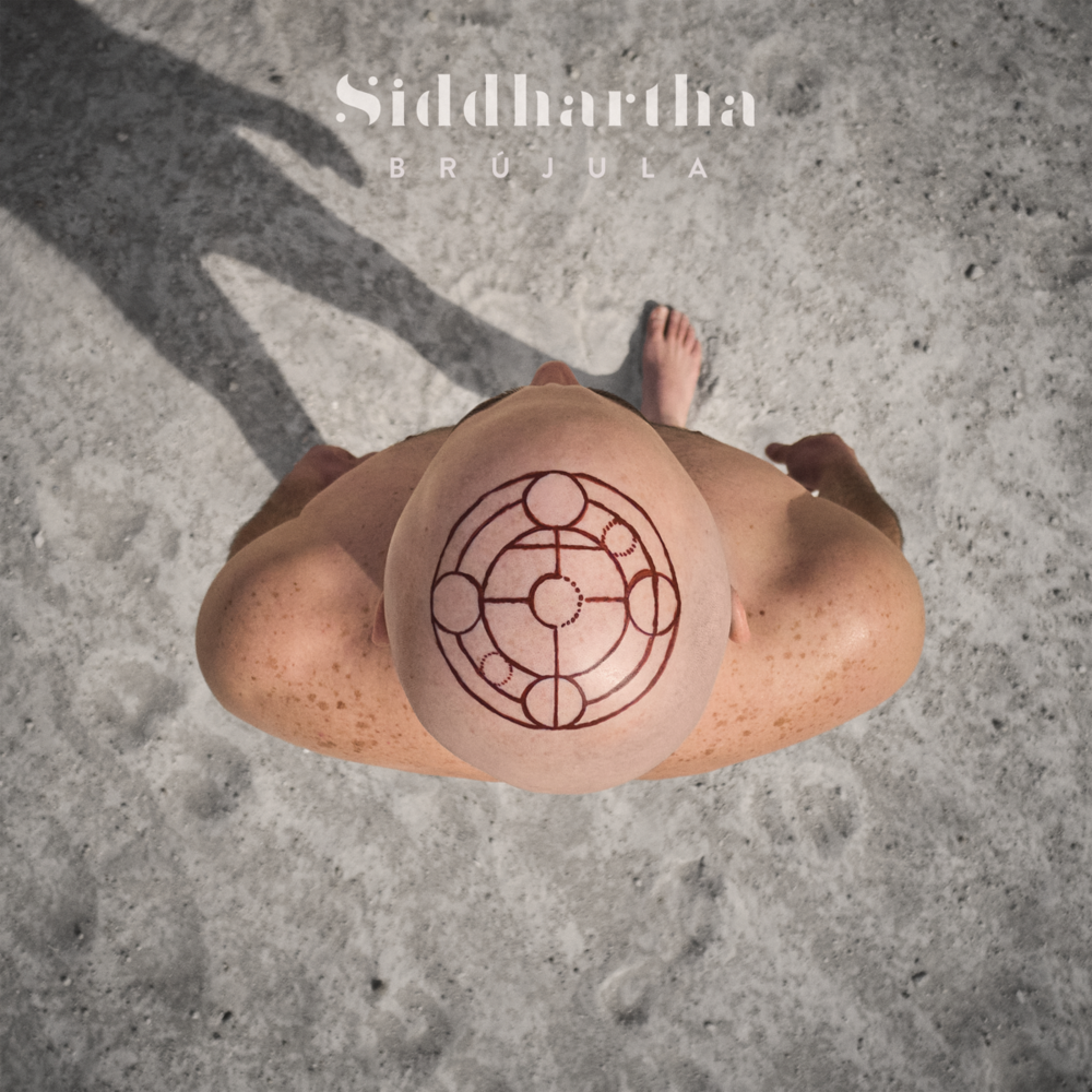 Album cover art for "Brújula" by Siddhartha