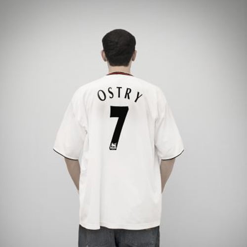 Album cover art for "O robieniu bitów" by O.S.T.R.