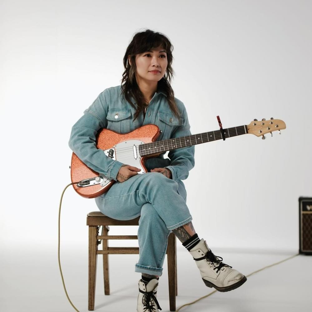 Yvette Young Profile Picture Photo of Yvette Young