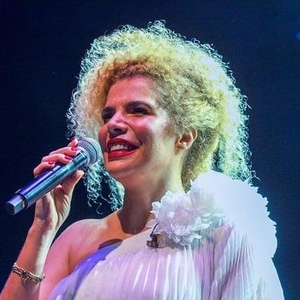 Cover image for Vanessa da Mata