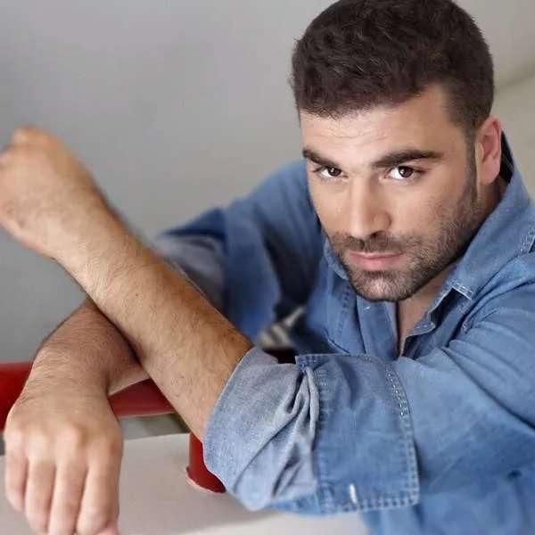 Album cover art for "Συνοδεύομαι (Sinodevome)" by Pantelis Pantelidis