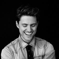 Aaron Tveit Profile Picture Photo of Aaron Tveit