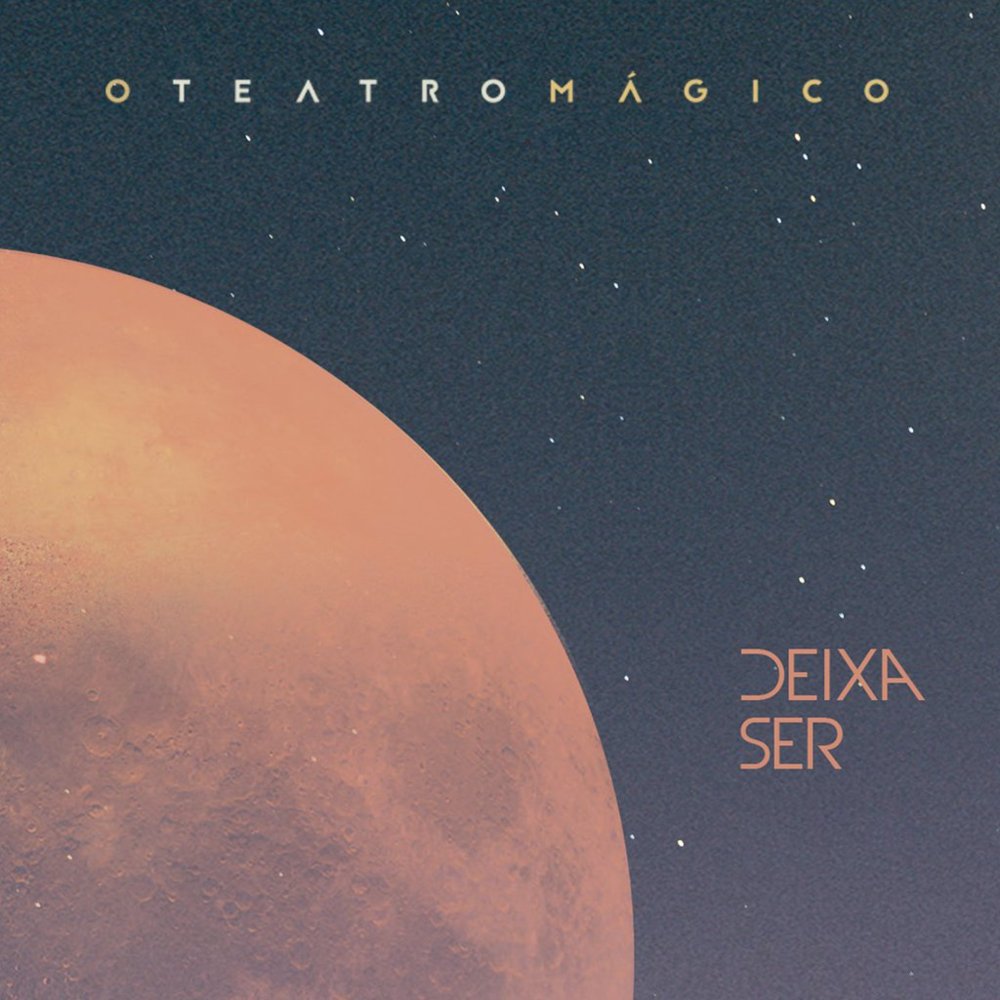 Album cover art for "Deixa Ser" by O Teatro Mágico