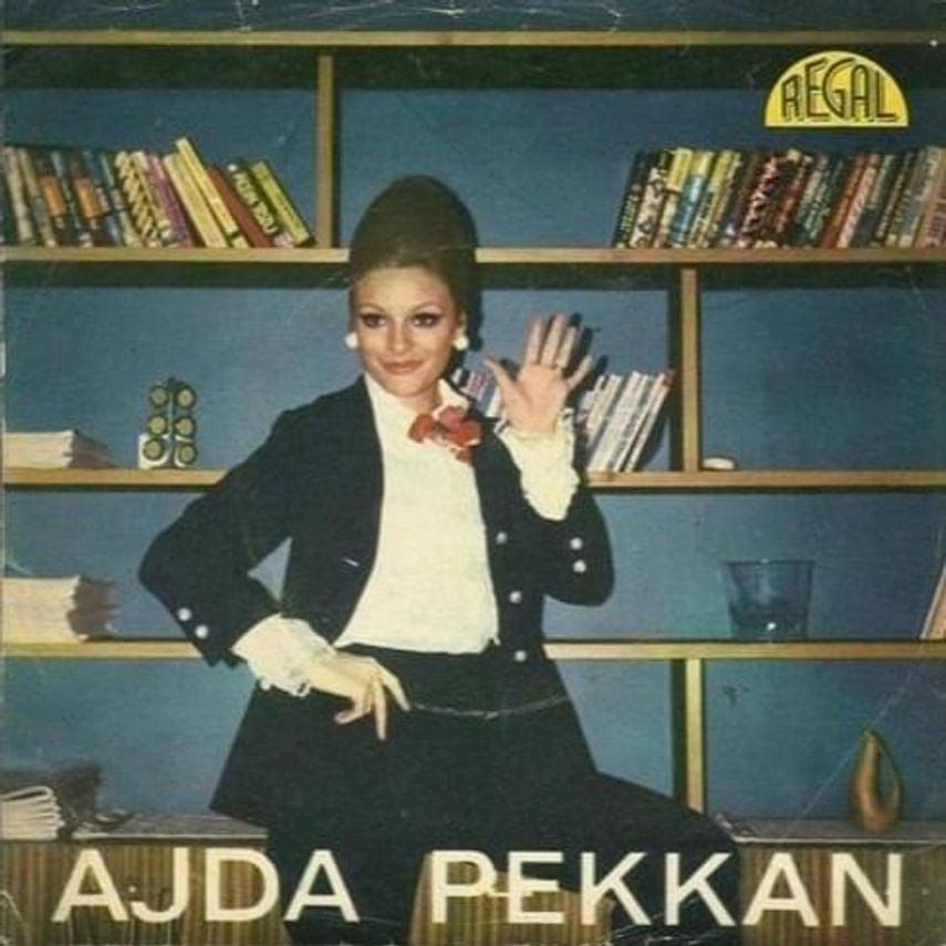 Album cover art for "İlk Aşkım" by Ajda Pekkan