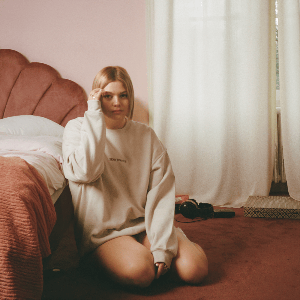 Album cover art for "Avant" by Louane