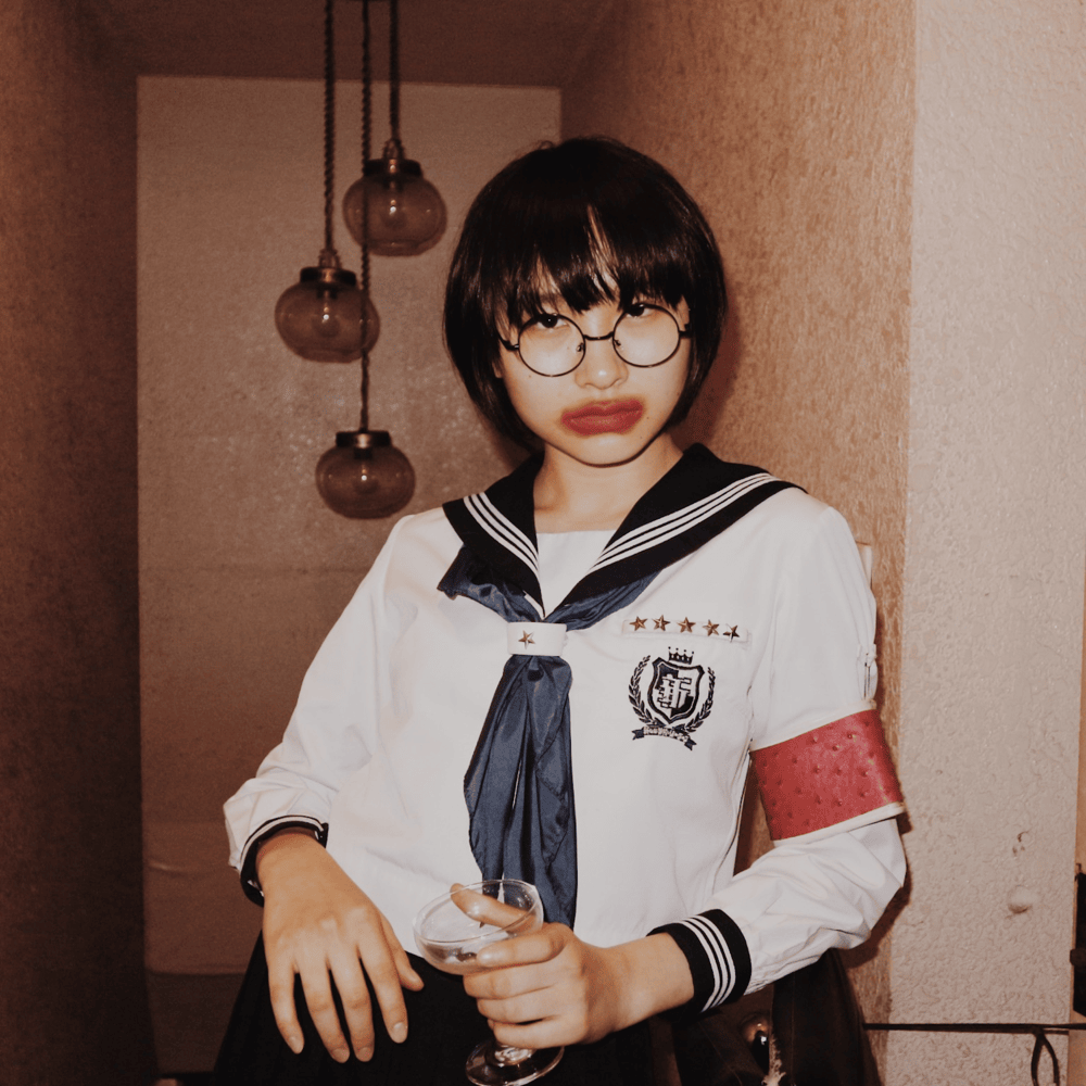 Album cover art for "オトナブルー (OTONABLUE)" by 新しい学校のリーダーズ (ATARASHII GAKKO!)