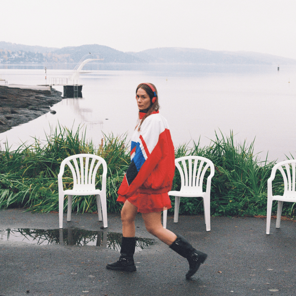 Album cover art for "Møtte deg i døra" by Anna of the North