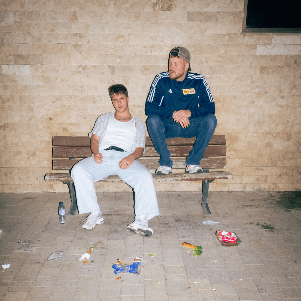 Album cover art for "DAS GEHT VORBEi" by FiNCH