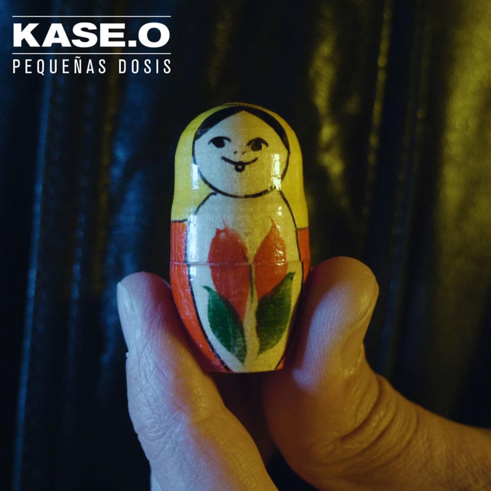 Album cover art for "Pequeñas Dosis" by Kase.O