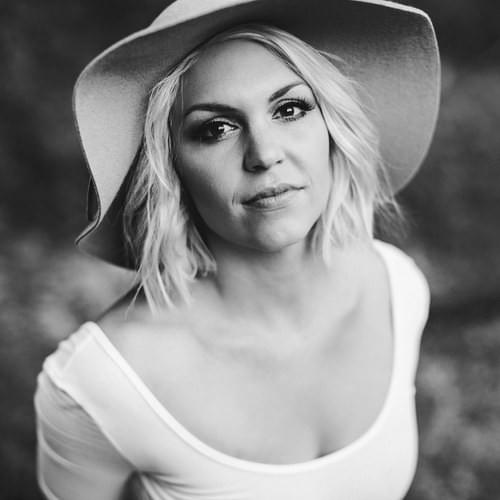 Cover image for Evynne Hollens