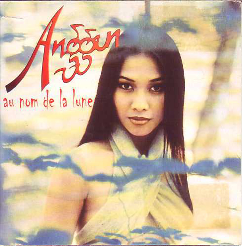 Album cover art for "Au nom de la lune" by Anggun