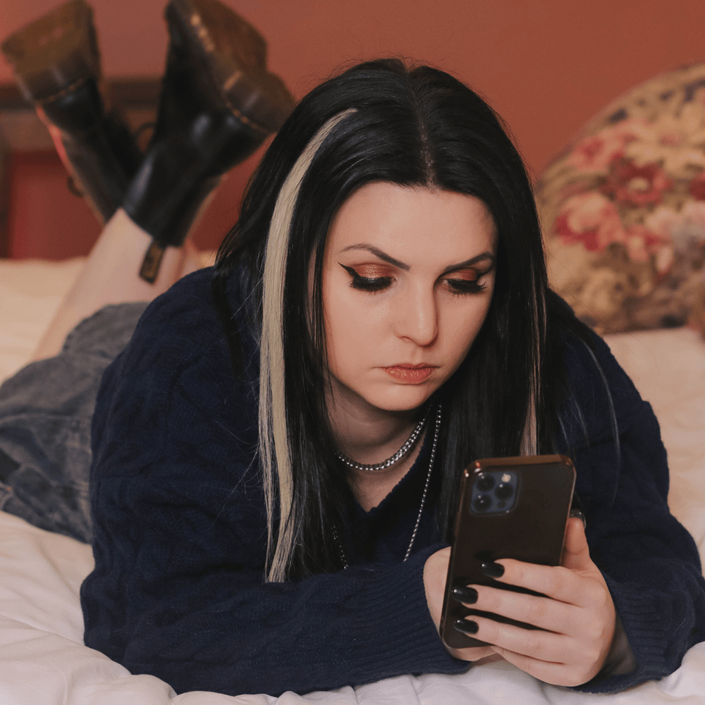 Album cover art for "Apologise" by Emma Blackery