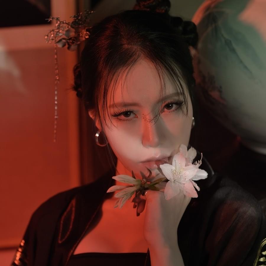 Cover image for YEZI (예지)