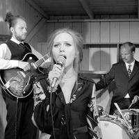 Photo of Juli & The Monoliths
