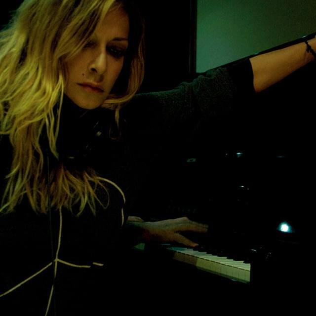 Album cover art for "Δε θα υπάρξει άλλο (Den tha iparksei allo)" by Anna Vissi