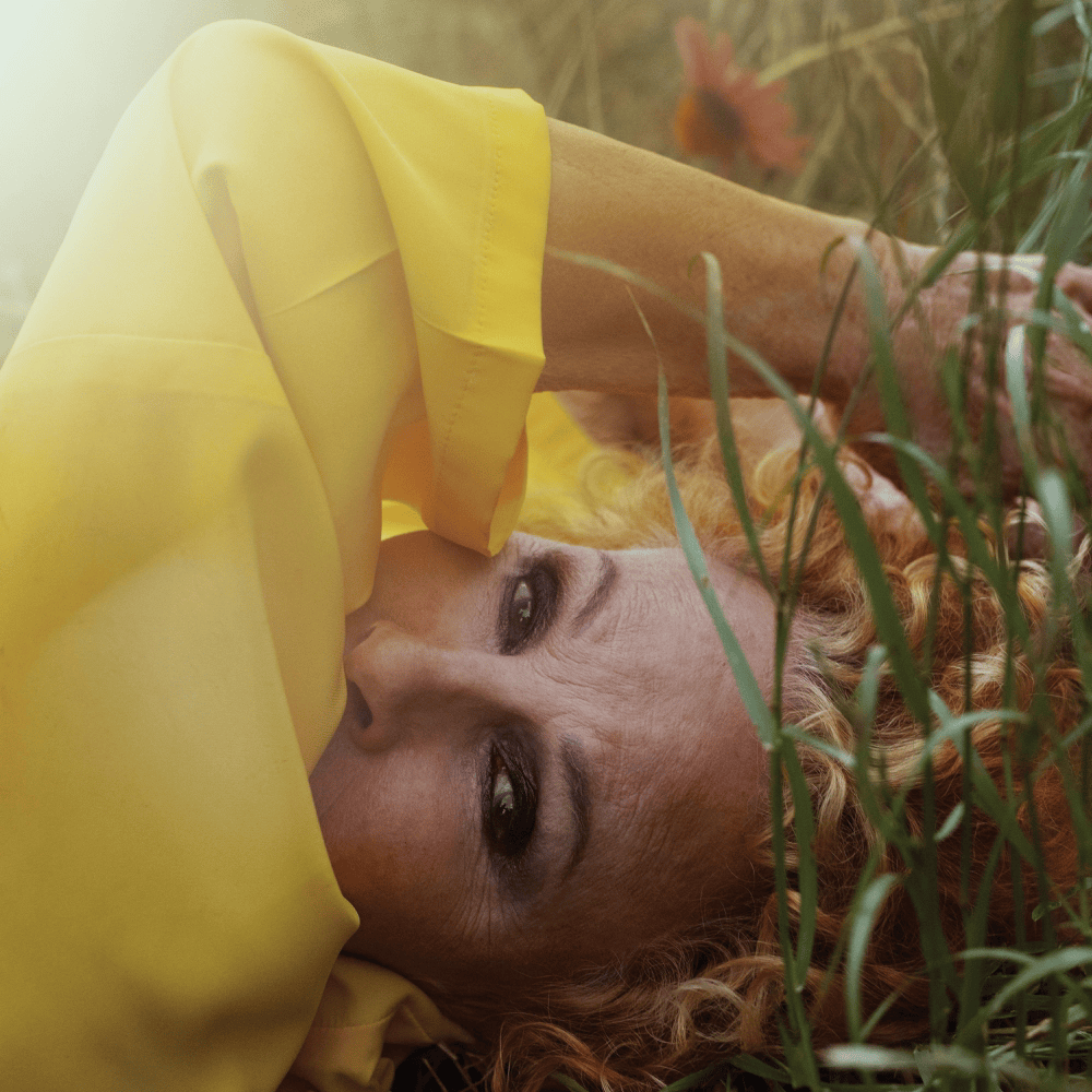 Album cover art for "Un sorriso dentro al pianto" by Ornella Vanoni