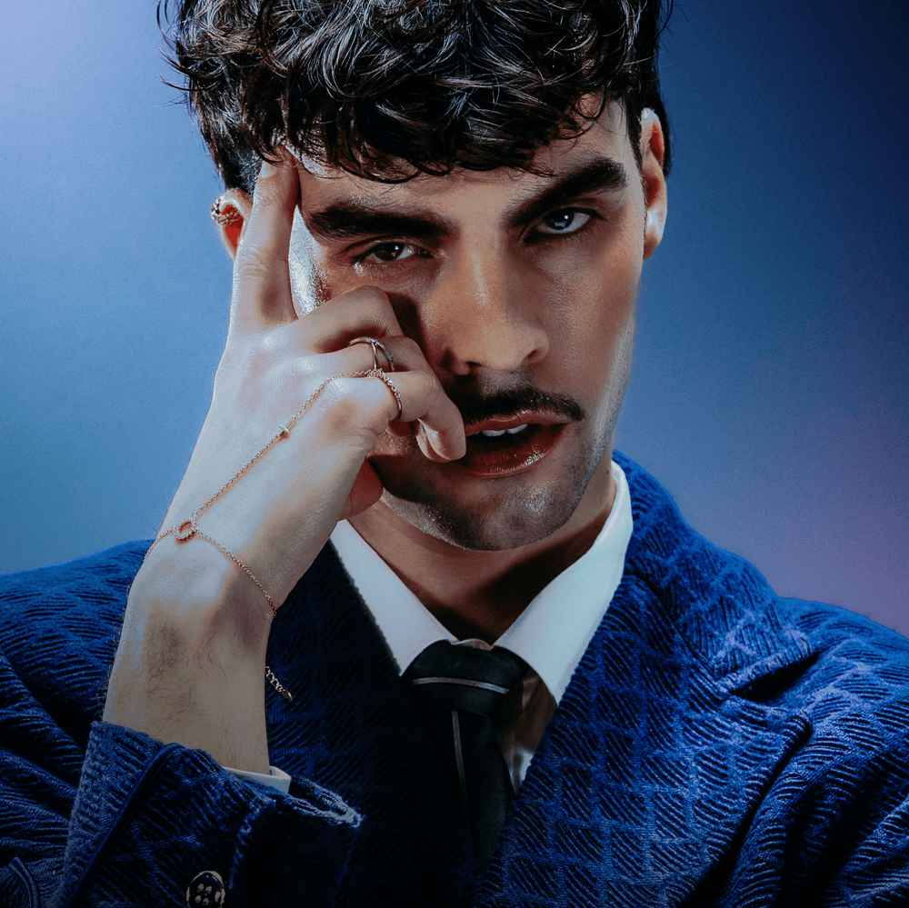 Album cover art for "ADONXS - Kiss Kiss Goodbye (Traduction française)" by Genius traductions françaises