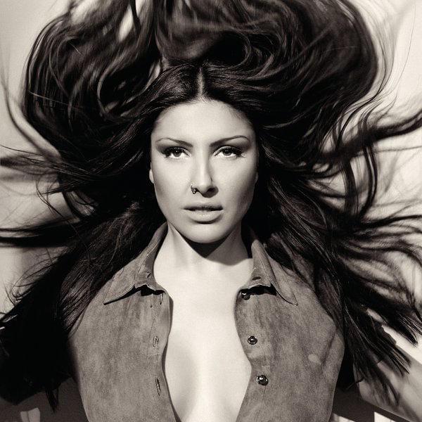 Album cover art for "Γύρνα Με Στο Χτες (Around the Dream Version)" by Helena Paparizou