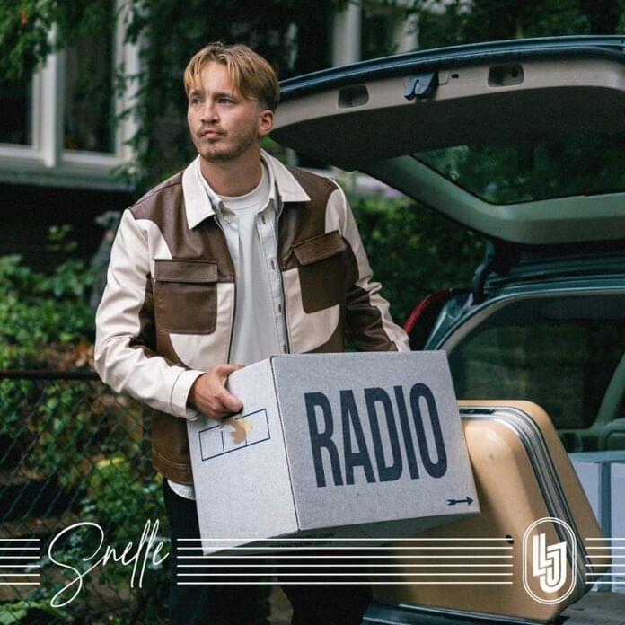 Album cover art for "Radio" by Snelle