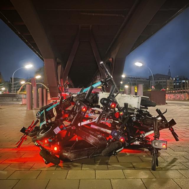Album cover art for "Geradeaus" by Deichkind