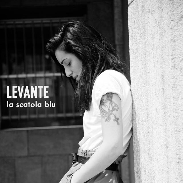 Album cover art for "La scatola blu" by Levante