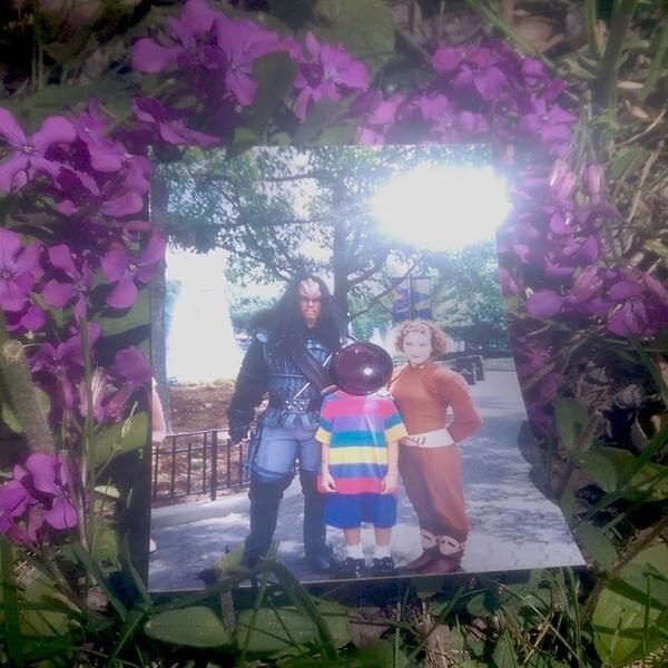 Cover image for SINGLES