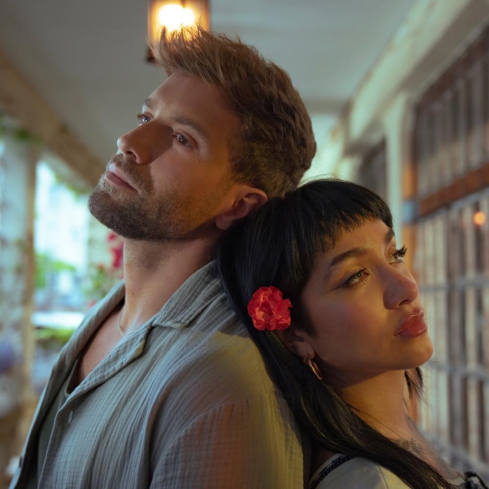 Album cover art for "Amigos" by Pablo Alborán & Maria Becerra