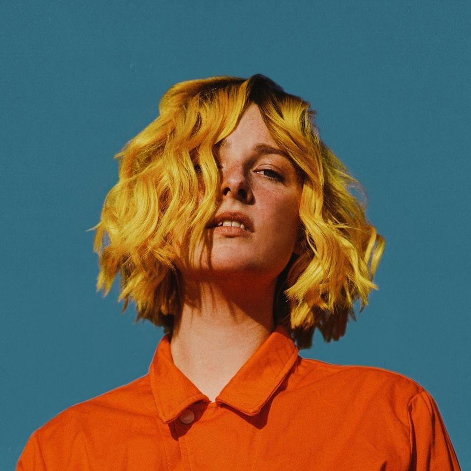 Album cover art for "Tessa violet - ‘Crush’ (Análise)" by Genius Brasil