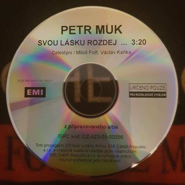 Album cover art for "Svou Lásku Rozdej" by Petr Muk
