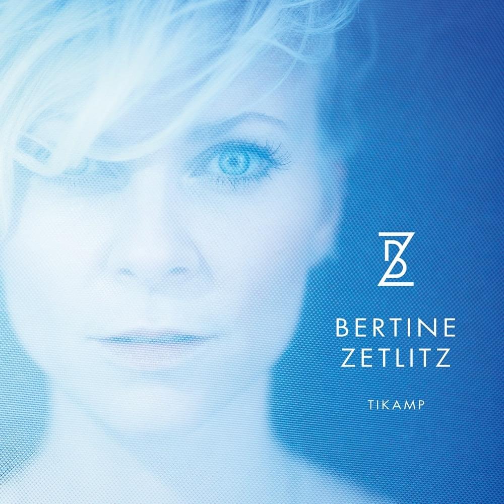 Faller sakte by Bertine Zetlitz