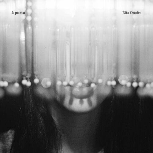 Album cover art for "À Porta" by Rita Onofre
