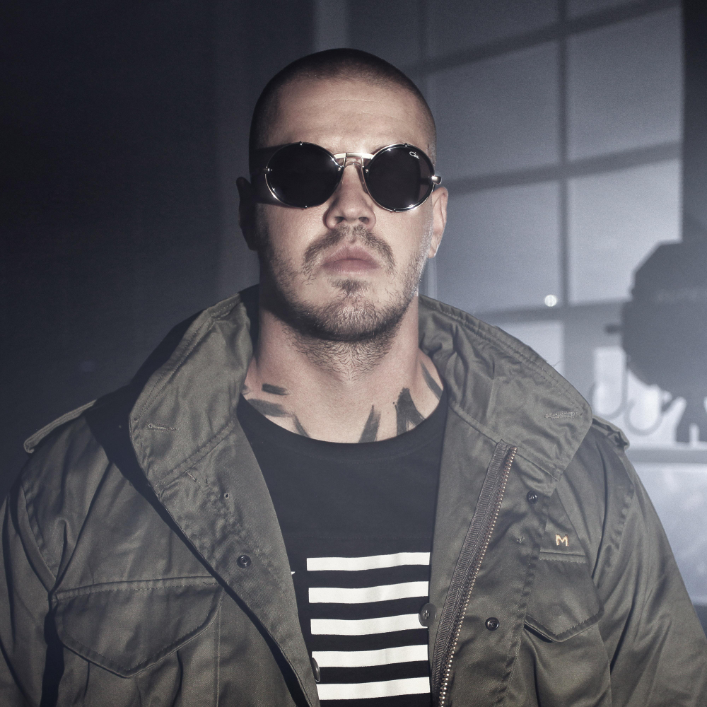 Album cover art for "Nová éra" by Momo (SVK)