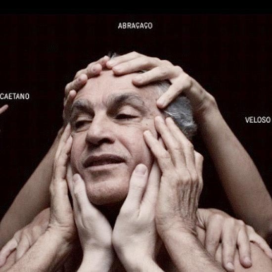 Album cover art for "Um Abraçaço" by Caetano Veloso